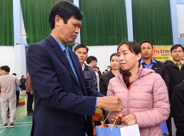 Liên đoàn Lao động tỉnh Đắk Lắk tổ chức nhiều chương trình, hoạt động chăm lo Tết cho đoàn viên, người lao động