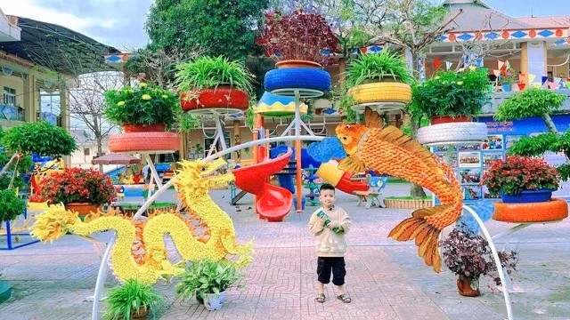 Một em học sinh chụp ảnh bên linh vật rồng năm 2024. Ảnh NVCC