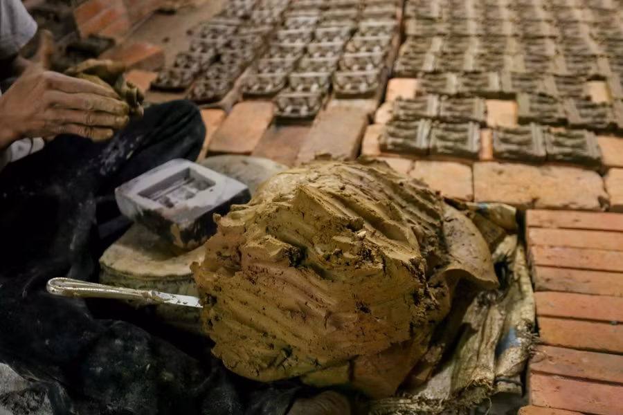 Đất dùng để nặn tượng phải là đất sét vàng, được lấy từ đồng ruộng. ẢNH: LÊ HOÀI NHÂN