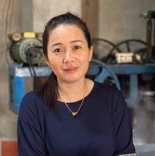 Bà Hồ Thị Chung đã trao lại gần 500 triệu đồng cho người đánh rơi. ẢNH: TRÀ QUANG