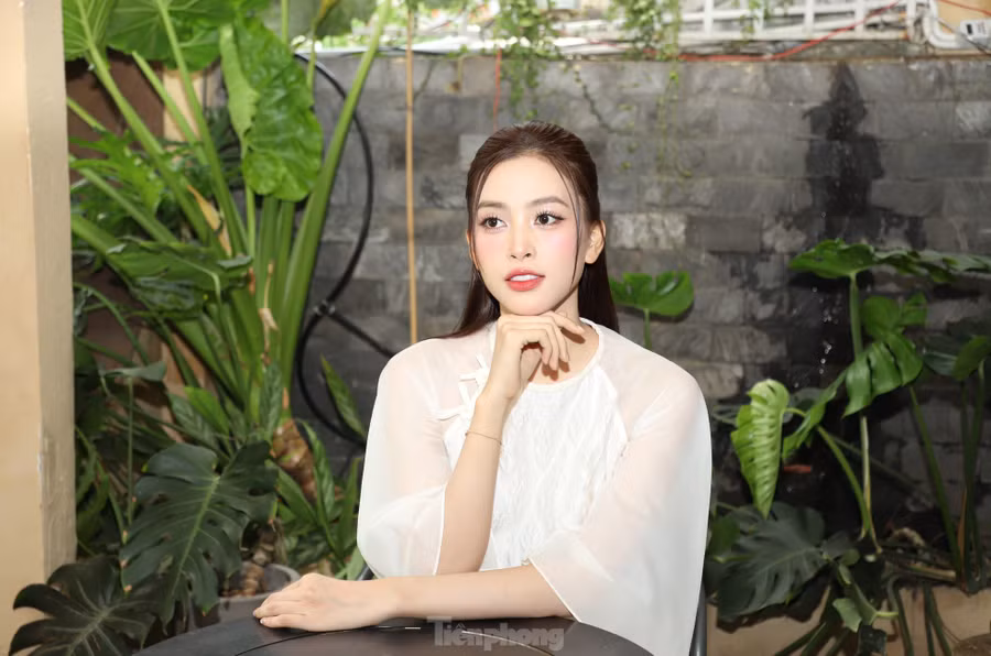 "Tôi chưa nghĩ đến việc tự thưởng gì cho mình sau một năm làm lụng. Trước mắt, tôi vẫn để dành tiền tiết kiệm, gửi một phần về cho bố mẹ, số tiền còn lại tôi để làm từ thiện", Tiểu Vy chia sẻ với Tiền Phong.