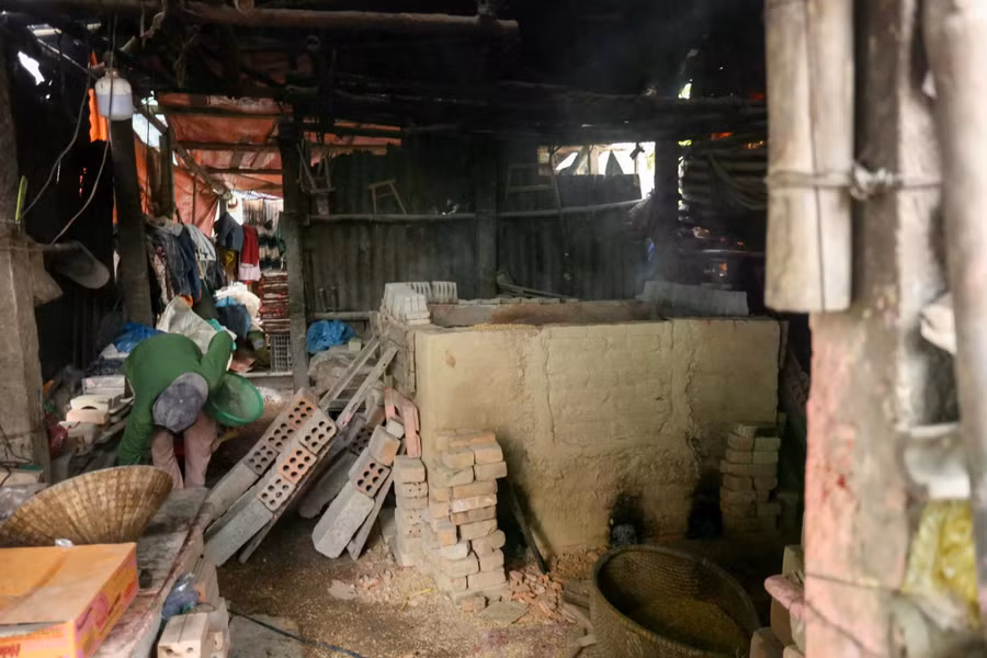 Lò nung của nhà ông Đức đỏ lửa, hối hả nung tượng Táo quân. ẢNH: LÊ HOÀI NHÂN