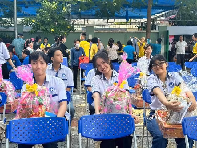 Sinh viên Trường ĐH Tài chính - Marketing cười tươi khi được nhận quà tết. ẢNH: K.P