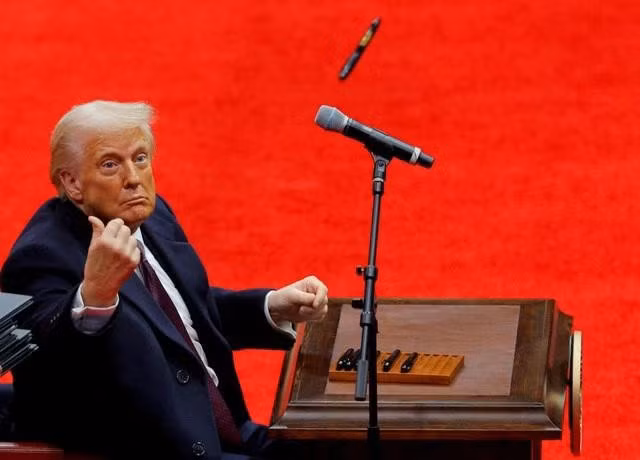 Tổng thống Mỹ Donald Trump ném bút tại nhà thi đấu Capital One Arena ngày 20.1. ẢNH: REUTERS