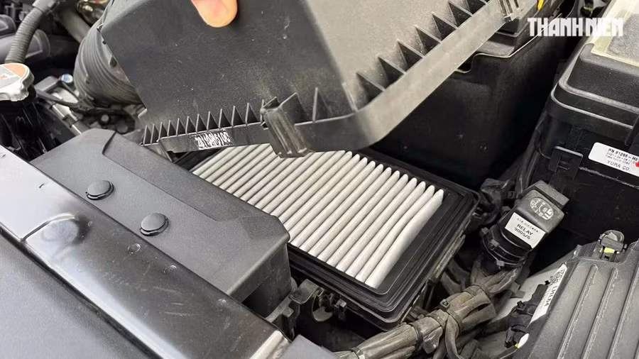 Lọc gió quá bẩn sẽ làm giảm luồng không khí đưa vào buồng đốt. Ảnh: Bá Hùng