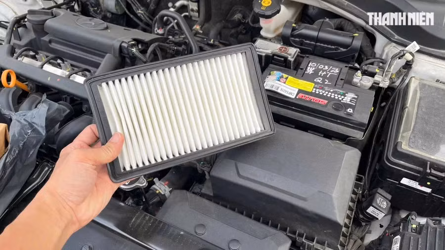 Tương tự lọc không khí hệ thống điều hoà, bộ lọc gió động cơ cũng có thể mua và thay thế dễ dàng. Ảnh: Bá Hùng