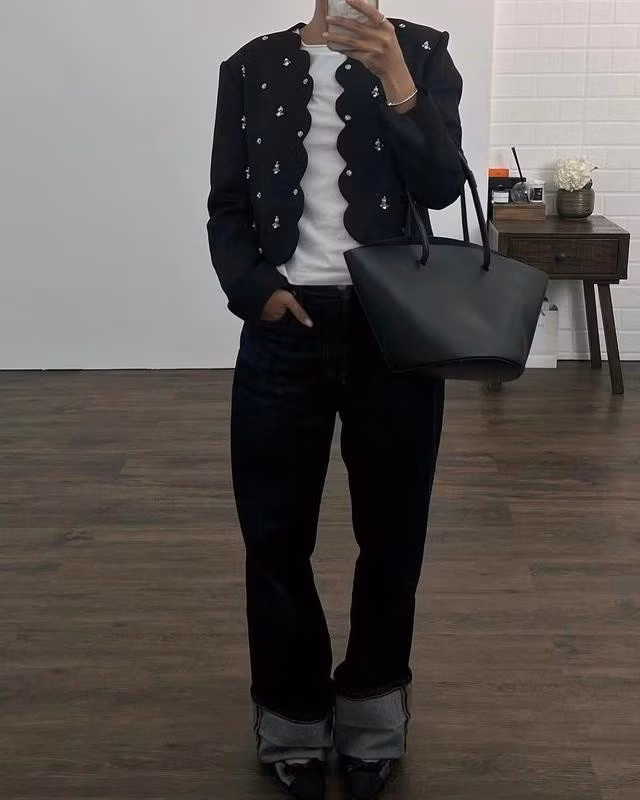 Giày ba lê màu đen có nơ là một trong những mẫu cổ điển nhất cũng như được đánh giá cao nhờ thiết kế đơn giản và tinh tế. ẢNH: @OJOSH.STUDIOS