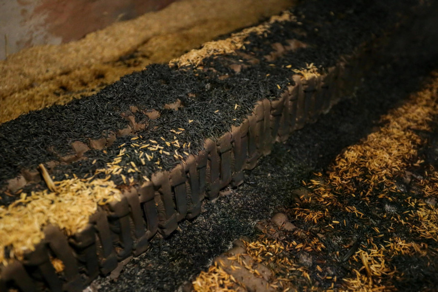 Những bức tượng Táo quân được nung bằng trấu. ẢNH: LÊ HOÀI NHÂN