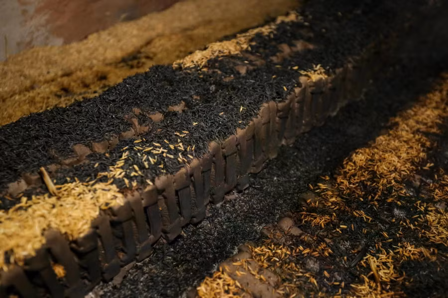 Những bức tượng Táo quân được nung bằng trấu. ẢNH: LÊ HOÀI NHÂN