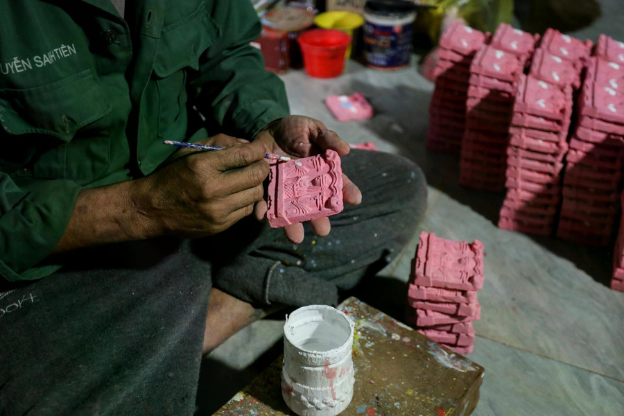 Sau đó người thợ sẽ vẽ hình Táo quân lên. ẢNH: LÊ HOÀI NHÂN