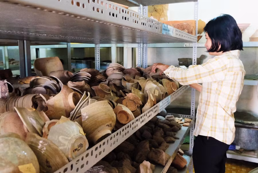 Cán bộ Bảo tàng tỉnh kiểm tra các kho hiện vật sau mưa bão. Ảnh: Ngọc Nhuận