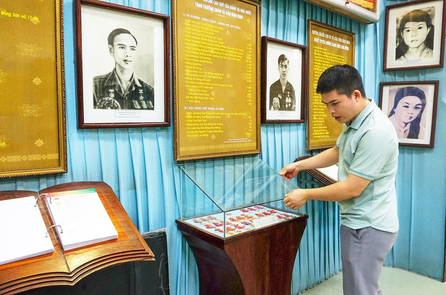 Cán bộ Bảo tàng tỉnh kiểm tra các tủ trưng bày hiện vật. Ảnh: Ngọc Nhuận