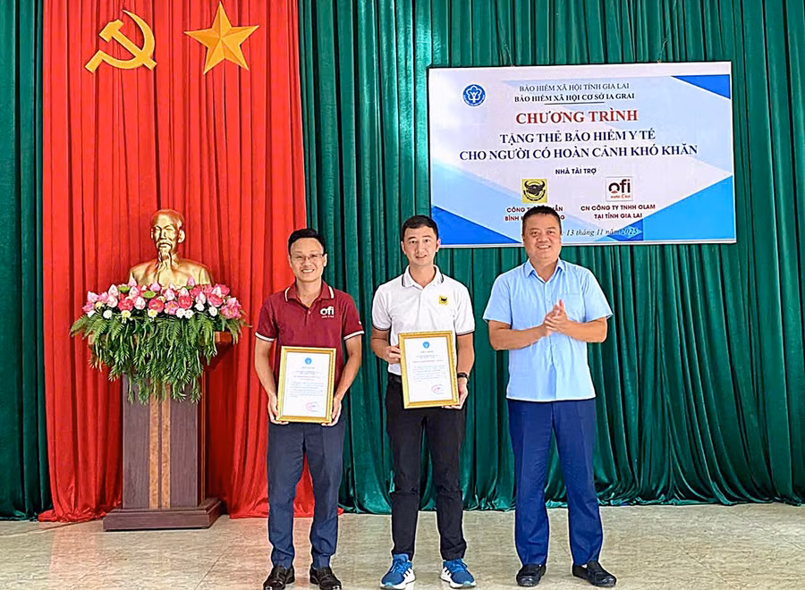 Giám đốc Bảo hiểm xã hội tỉnh Vũ Mạnh Chữ (bìa phải) trao thư cảm ơn cho 2 đơn vị tài trợ tặng thẻ bảo hiểm y tế cho đồng bào khó khăn tại xã Ia Krái - Công ty Cổ phần Bình Điền - MeKong và Chi nhánh Công ty TNHH Olam. Ảnh: ĐVCC