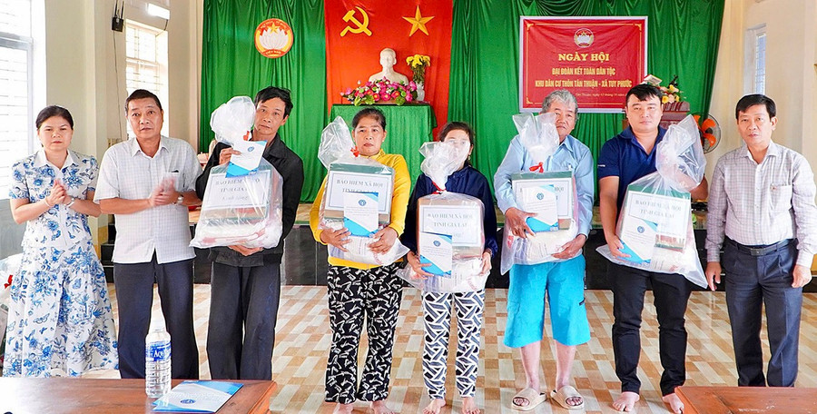 Người dân thôn Tân Thuận (xã Tuy Phước) được hỗ trợ quà và thẻ bảo hiểm y tế, chiều 25-11.