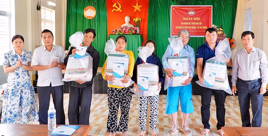 Người dân thôn Tân Thuận (xã Tuy Phước) được hỗ trợ quà và thẻ bảo hiểm y tế, chiều 25-11.