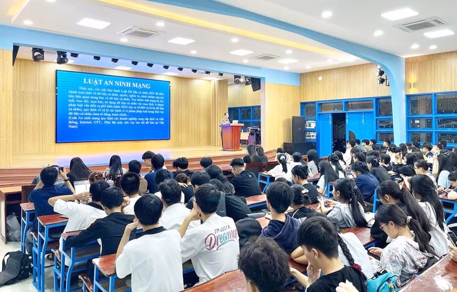 Công an tỉnh tuyên truyền về an ninh mạng cho thanh thiếu niên trong tỉnh. Ảnh: CTV