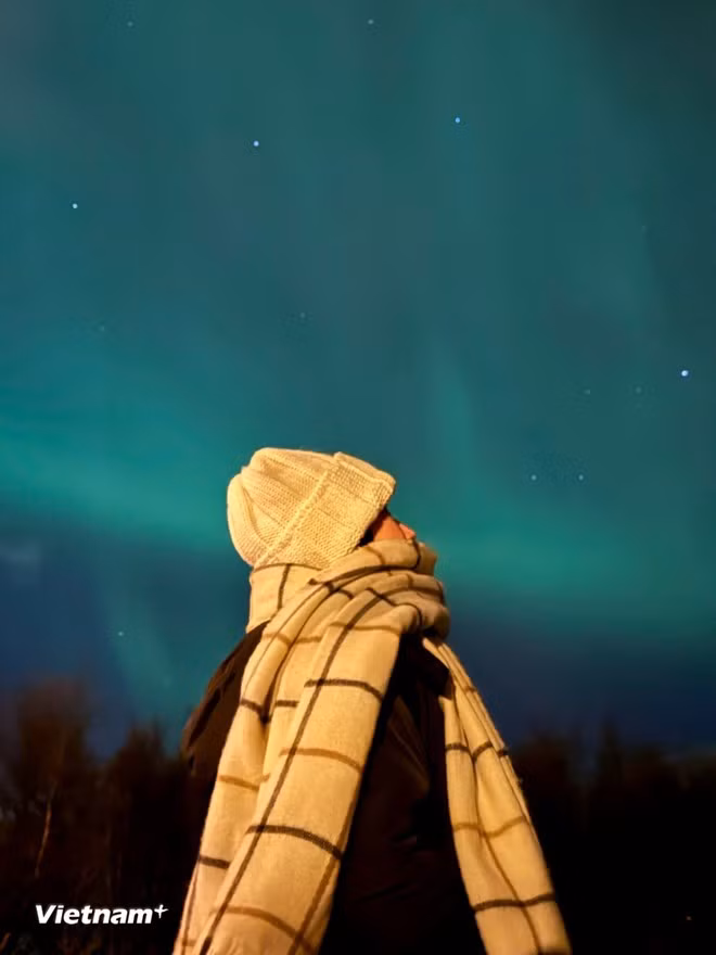 Du khách Việt Nam cũng bắt nhịp xu hướng ngắm cực quang. (Ảnh: CTV/Vietnam+)