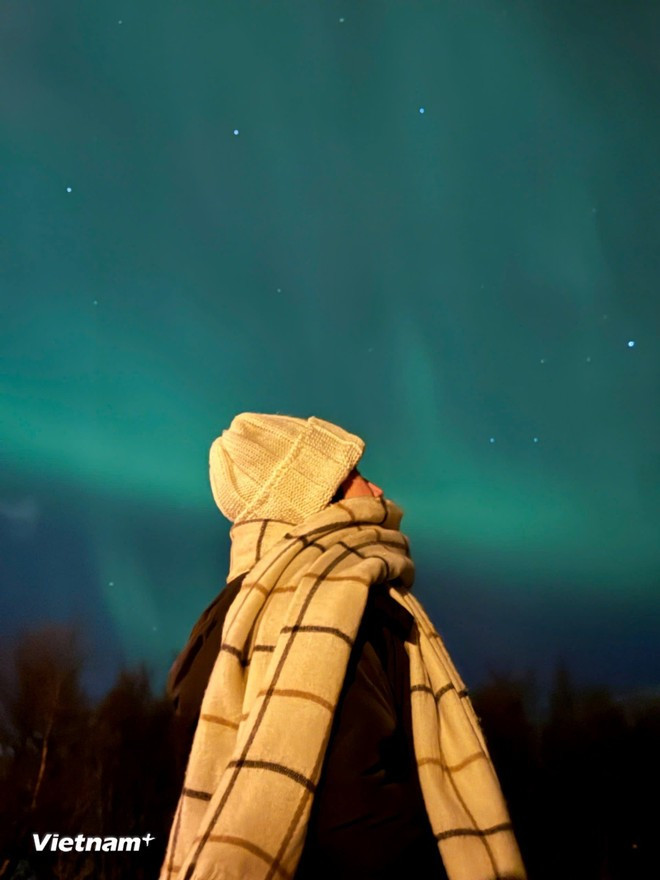Du khách Việt Nam cũng bắt nhịp xu hướng ngắm cực quang. (Ảnh: CTV/Vietnam+)