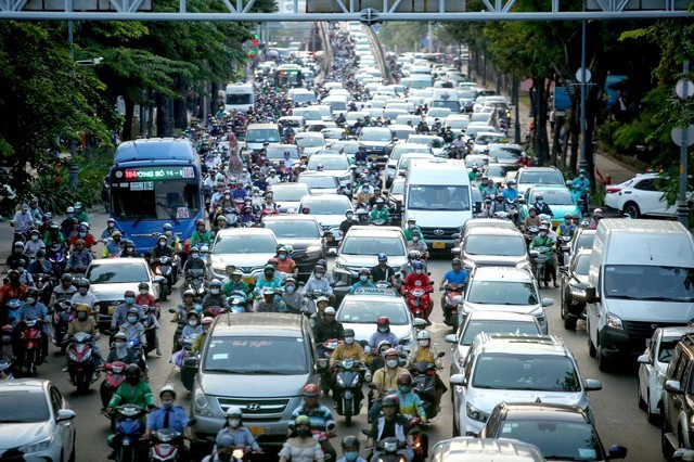 Xe ô tô tham gia giao thông trên địa bàn TP. Hà Nội và TP. Hồ Chí Minh phải đáp ứng quy định về khí thải từ Mức 2 trở lên từ ngày 1-1-2029