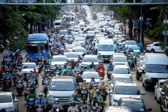 Xe ô tô tham gia giao thông trên địa bàn TP. Hà Nội và TP. Hồ Chí Minh phải đáp ứng quy định về khí thải từ Mức 2 trở lên từ ngày 1-1-2029