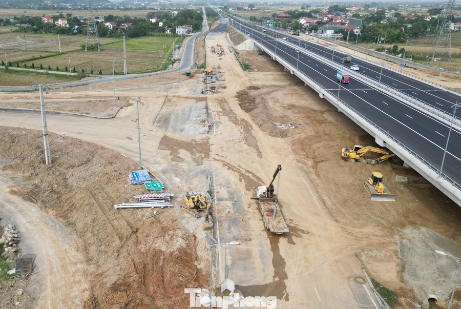 Sau khi thông xe cầu vượt trên cao tốc, hiện nay các nhà thầu đang tập trung thi công hệ thống đường kết nối và nút giao bên dưới.