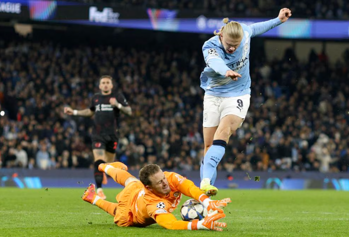 Erling Haaland không thắng nổi thủ thành Mark Flekken