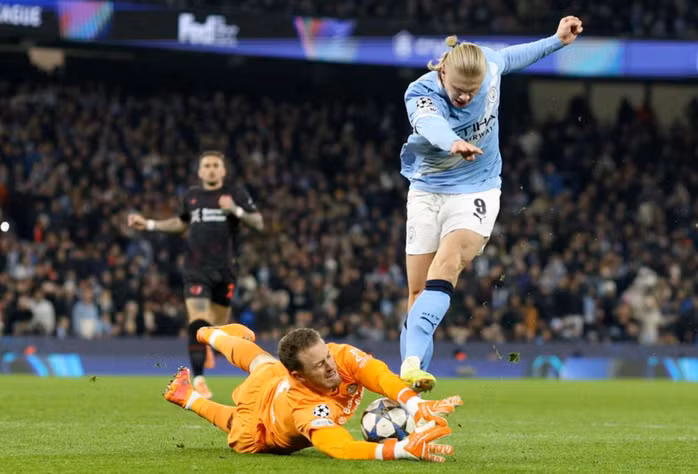 Erling Haaland không thắng nổi thủ thành Mark Flekken