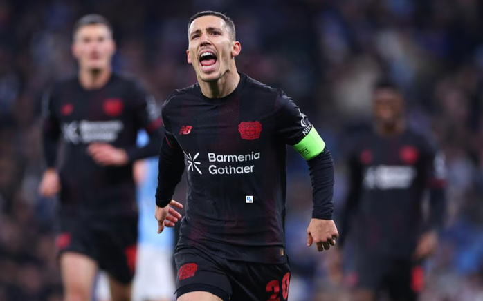 Alex Grimaldo vui mừng với pha ghi bàn mở tỉ số