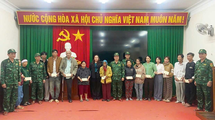 Đồng Chí Phó Tư lệnh trao quà cho bà con tại xã Tuy Phước. Ảnh: Thanh Bình