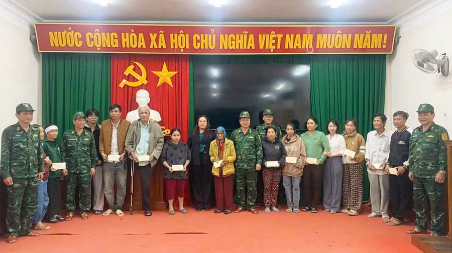 Đồng Chí Phó Tư lệnh trao quà cho bà con tại xã Tuy Phước. Ảnh: Thanh Bình