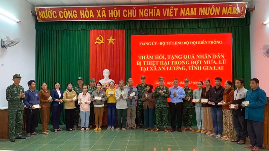 Đồng Chí Phó Tư lệnh trao quà cho bà con tại xã An Lương. Ảnh: Thanh Bình