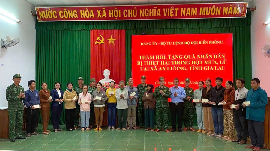 Đồng Chí Phó Tư lệnh trao quà cho bà con tại xã An Lương. Ảnh: Thanh Bình