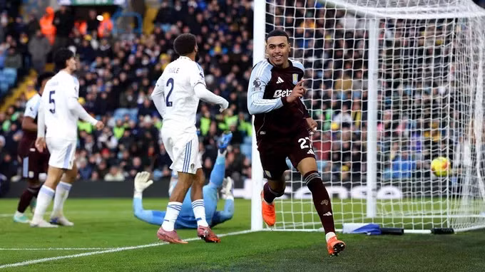 Morgan Rogers lập cú đúp giúp Aston Villa lội ngược dòng để đánh bại Leeds United 2-1.