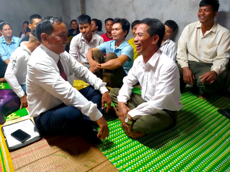 Ông Siu Un (đầu tiên bên phải) trong một buổi trò chuyện với cán bộ địa phương