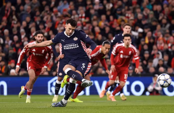 Ivan Perisic khiến cầu trường Anfield nín lặng với cú đá phạt đền phút thứ 4