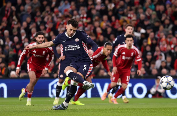 Ivan Perisic khiến cầu trường Anfield nín lặng với cú đá phạt đền phút thứ 4