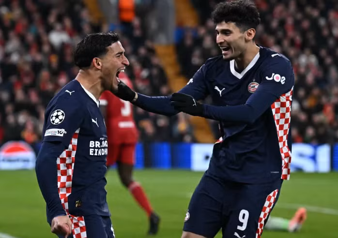 Couhaib Driouech (trái) liên tiếp ghi bàn cho PSV