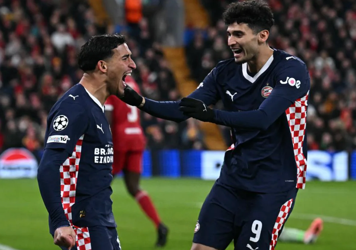 Couhaib Driouech (trái) liên tiếp ghi bàn cho PSV