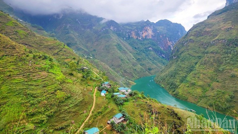 Sông Nho Quế có giá trị thủy lợi, thủy sản và du lịch.