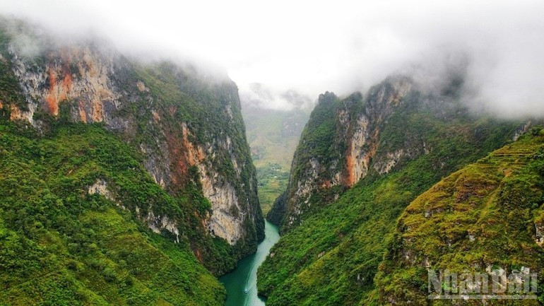 Hẻm Tu Sản hùng vĩ nhìn từ trên cao.