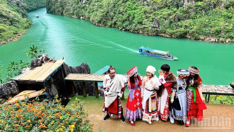 Nhóm bạn trẻ thích thú với trải nghiệm mặc trang phục dân tộc dạo chơi Nho Quế.