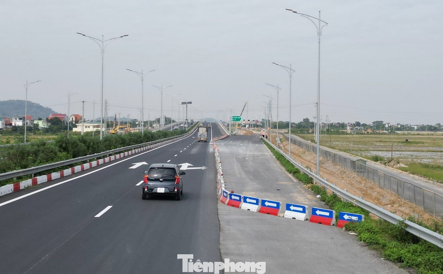 Các lối xuống nút giao Liêm Sơn từ cao tốc được 'đóng' lại để đảm bảo an toàn thi công, hoàn thiện nút giao giai đoạn 3.