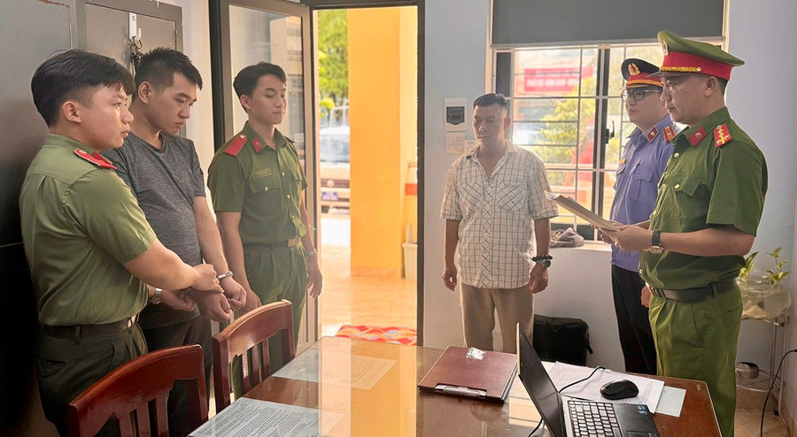 Cơ quan tiến hành tố tụng đọc lệnh bắt tạm giam 4 tháng đối với Nguyễn Anh Duy (sinh năm 2001, phường An Khê) phạm tội giết người. Ảnh: ĐVCC