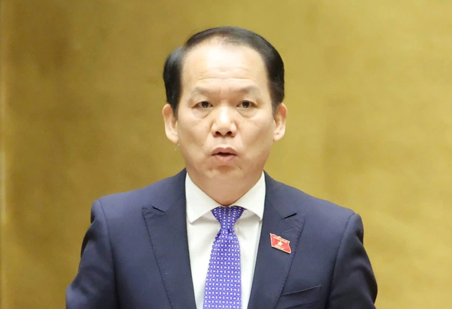 Chủ nhiệm Ủy ban Pháp luật và Tư pháp Hoàng Thanh Tùng trình bày báo cáo tiếp thu, giải trình các dự án luật