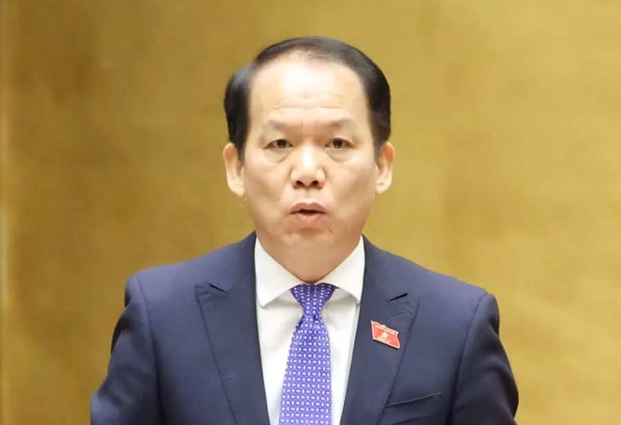 Chủ nhiệm Ủy ban Pháp luật và Tư pháp Hoàng Thanh Tùng trình bày báo cáo tiếp thu, giải trình các dự án luật