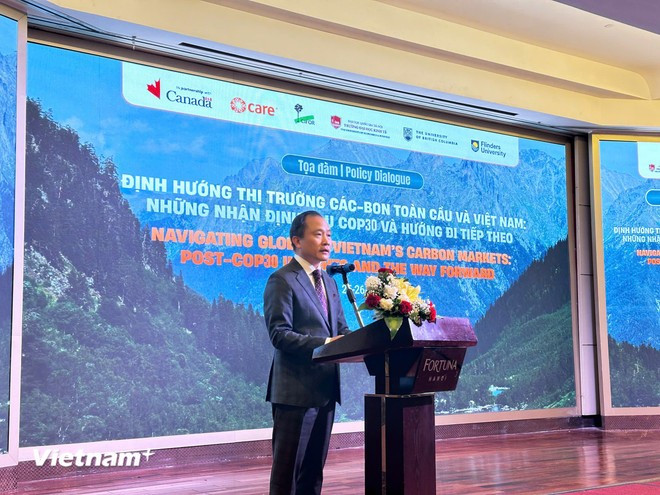 Phó Giáo sư, Tiến sỹ Lê Trung Thành, Hiệu trưởng Trường Đại học Kinh tế - Đại học Quốc gia Hà Nội phát biểu tại tọa đàm. (Ảnh: Bảo Ngọc/Vietnam+)