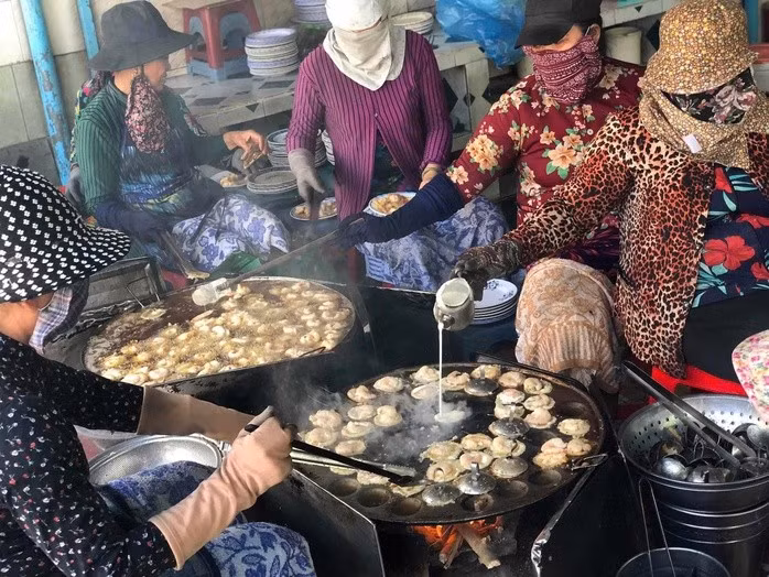 Những người thợ đang đổ bánh khọt