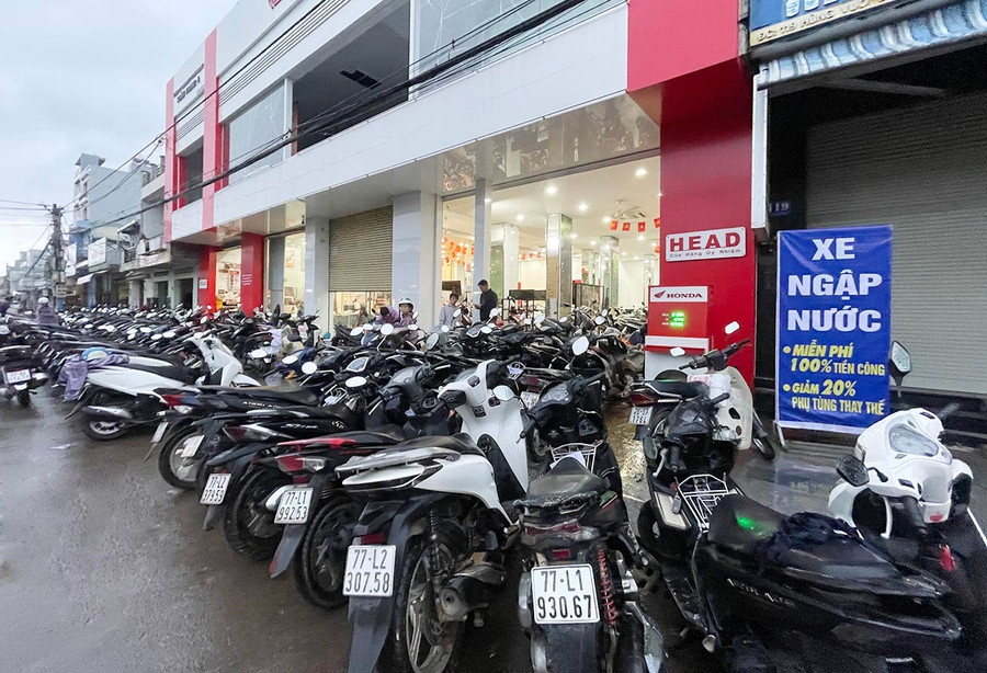 Rất nhiều xe máy chờ đến phiên sửa chữa ở HEAD Toàn Trung, 113 - 115 Hùng Vương, phường Quy Nhơn Bắc. Ảnh: Hải Yến