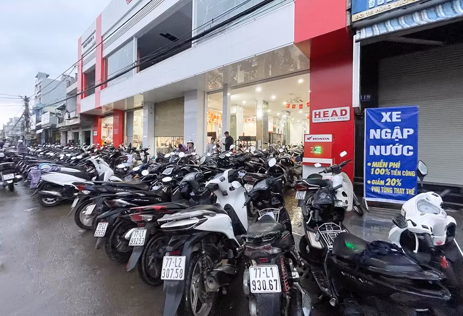 Rất nhiều xe máy chờ đến phiên sửa chữa ở HEAD Toàn Trung, 113 - 115 Hùng Vương, phường Quy Nhơn Bắc. Ảnh: Hải Yến