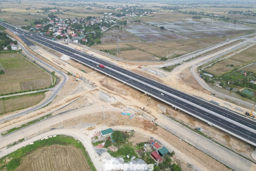 Toàn cảnh nút giao đang thi công và cầu vượt trên cao tốc vừa thông xe, hiện dự án chuyển sang giai đoạn 3 - thi công và hoàn thiện nút giao bên dưới.